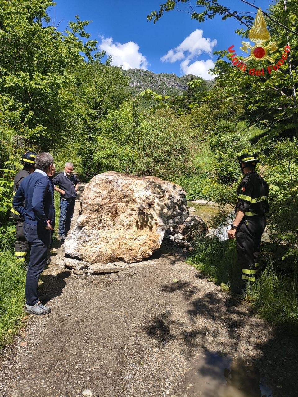 Crollo di un masso sul sentiero per le pozze, intervengono i Vigili del fuoco