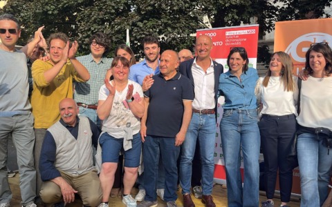 Elly Schlein e Mauro Gattinoni in piazza a Lecco: “Uniti per vincere e cambiare l’Italia”