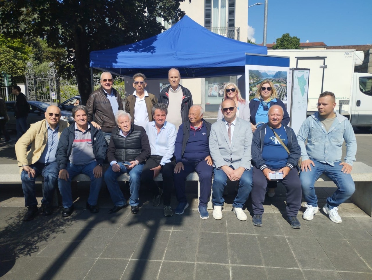 Giovanni Colombo, candidato sindaco, dialoga con i cittadini di Lecco