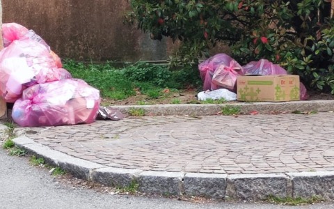 I residenti di via Palestro a Lecco denunciano degrado e caos