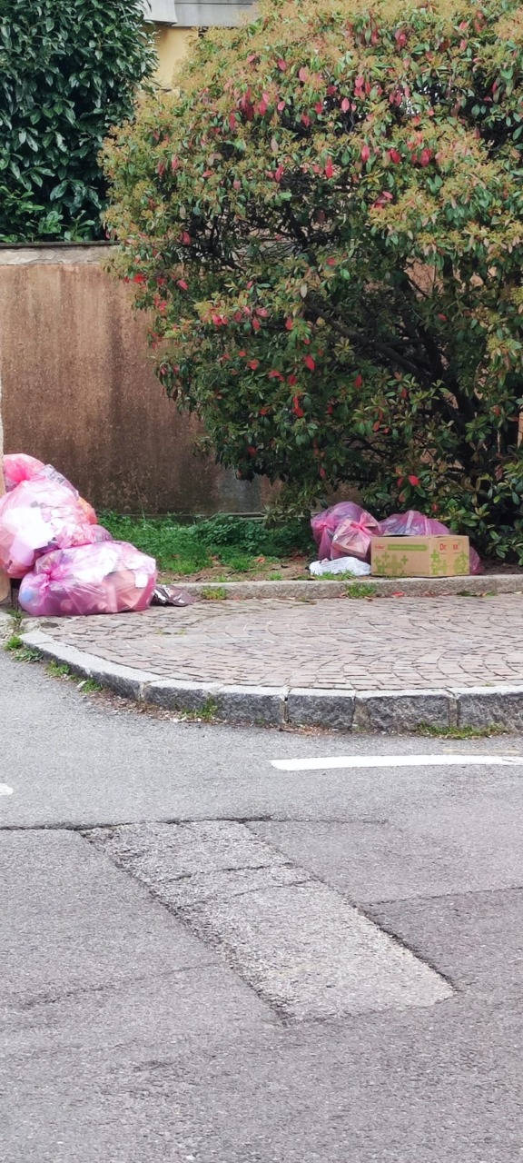 I residenti di via Palestro a Lecco denunciano degrado e caos