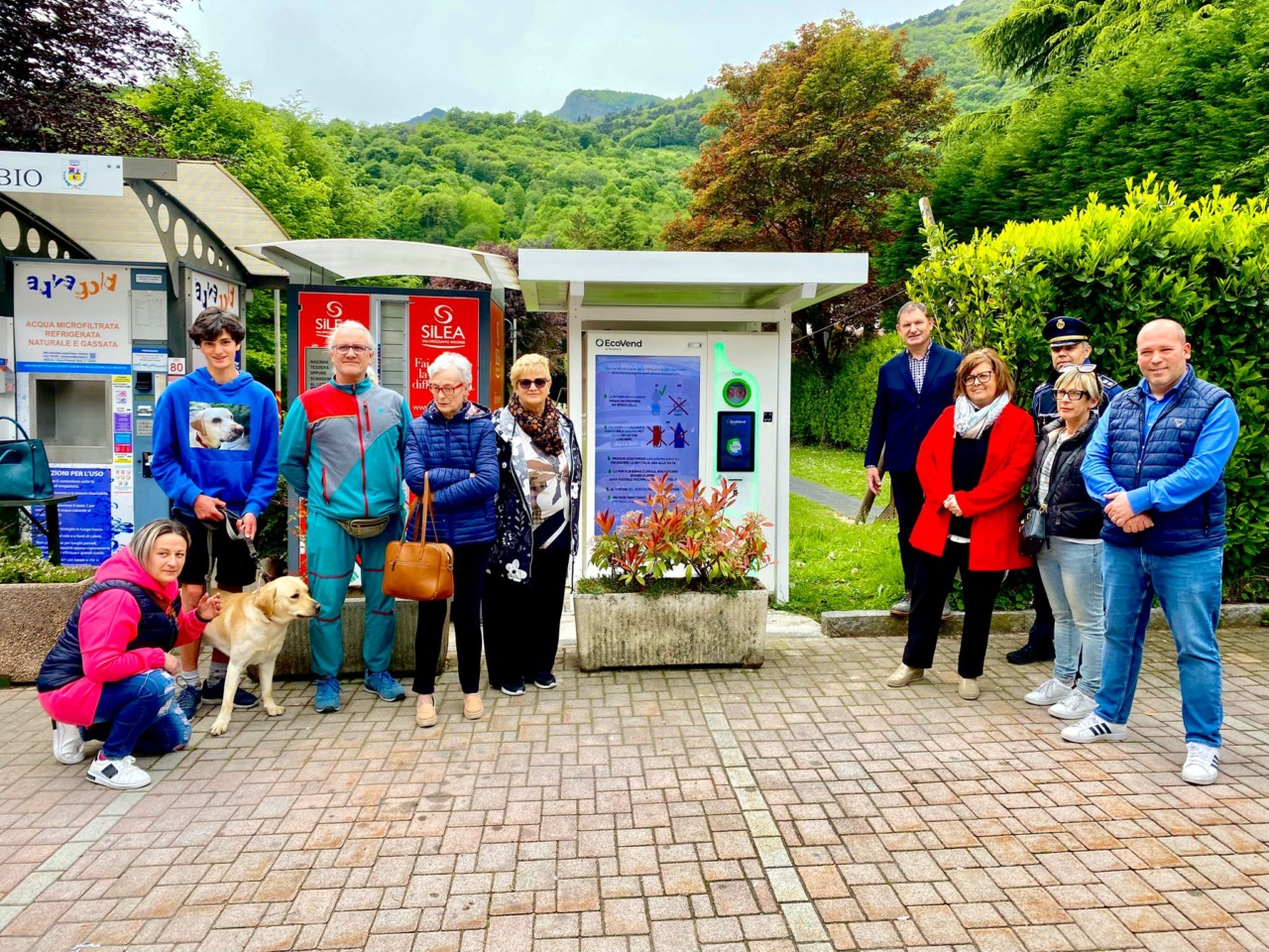 Inaugurato a Ballabio il nuovo ‘mangiaplastica’: potenziata la raccolta smart del PET