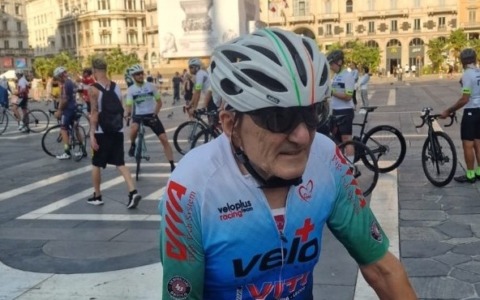 Incidente mortale sulla Sp13: un ciclista di 82 anni perde la vita durante una gita