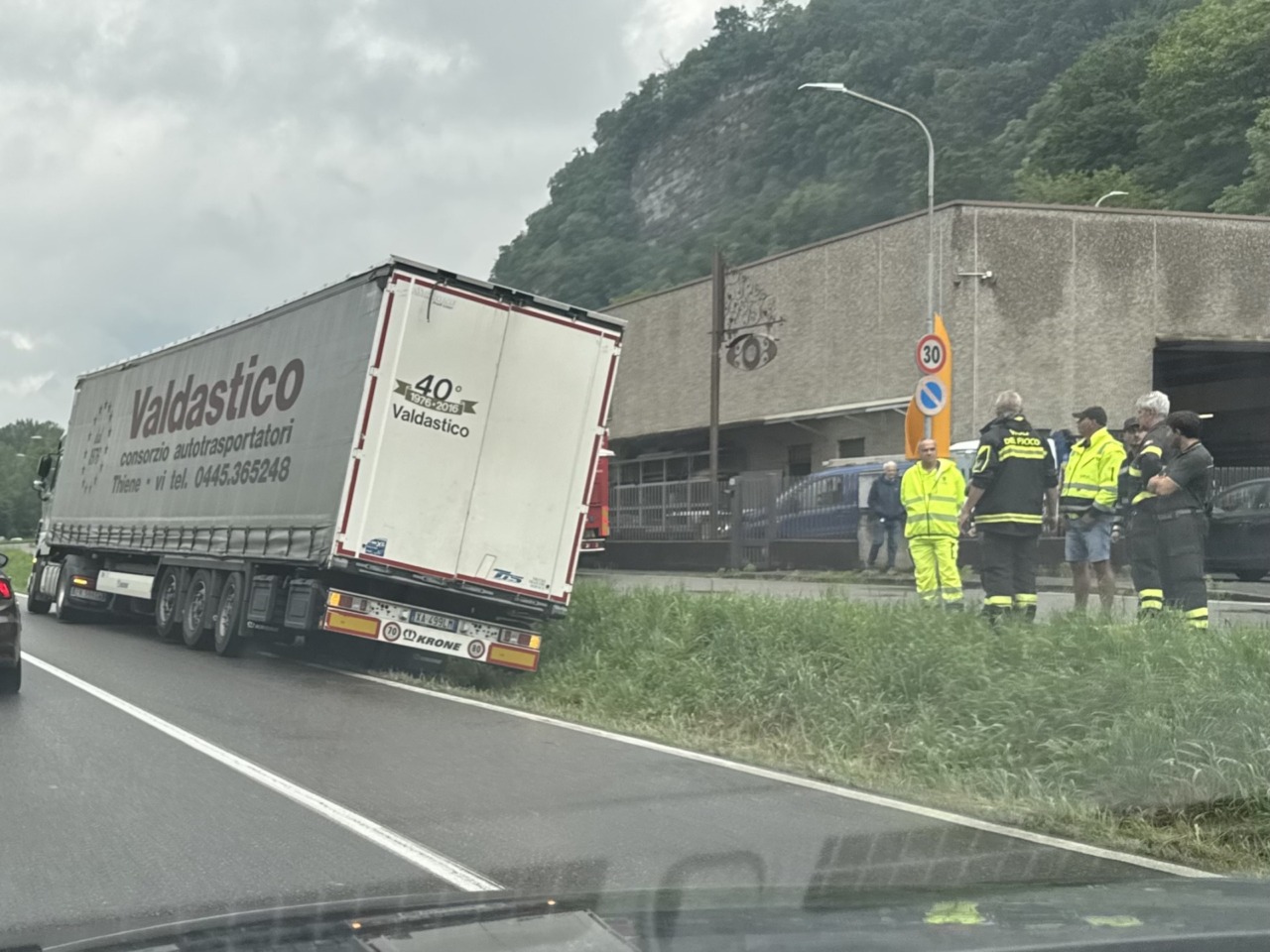 Incidente sulla Lecco-Bergamo: tir esce di strada e provoca disagi al traffico