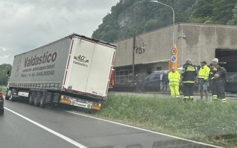 Incidente sulla Lecco-Bergamo: tir esce di strada e provoca disagi al traffico