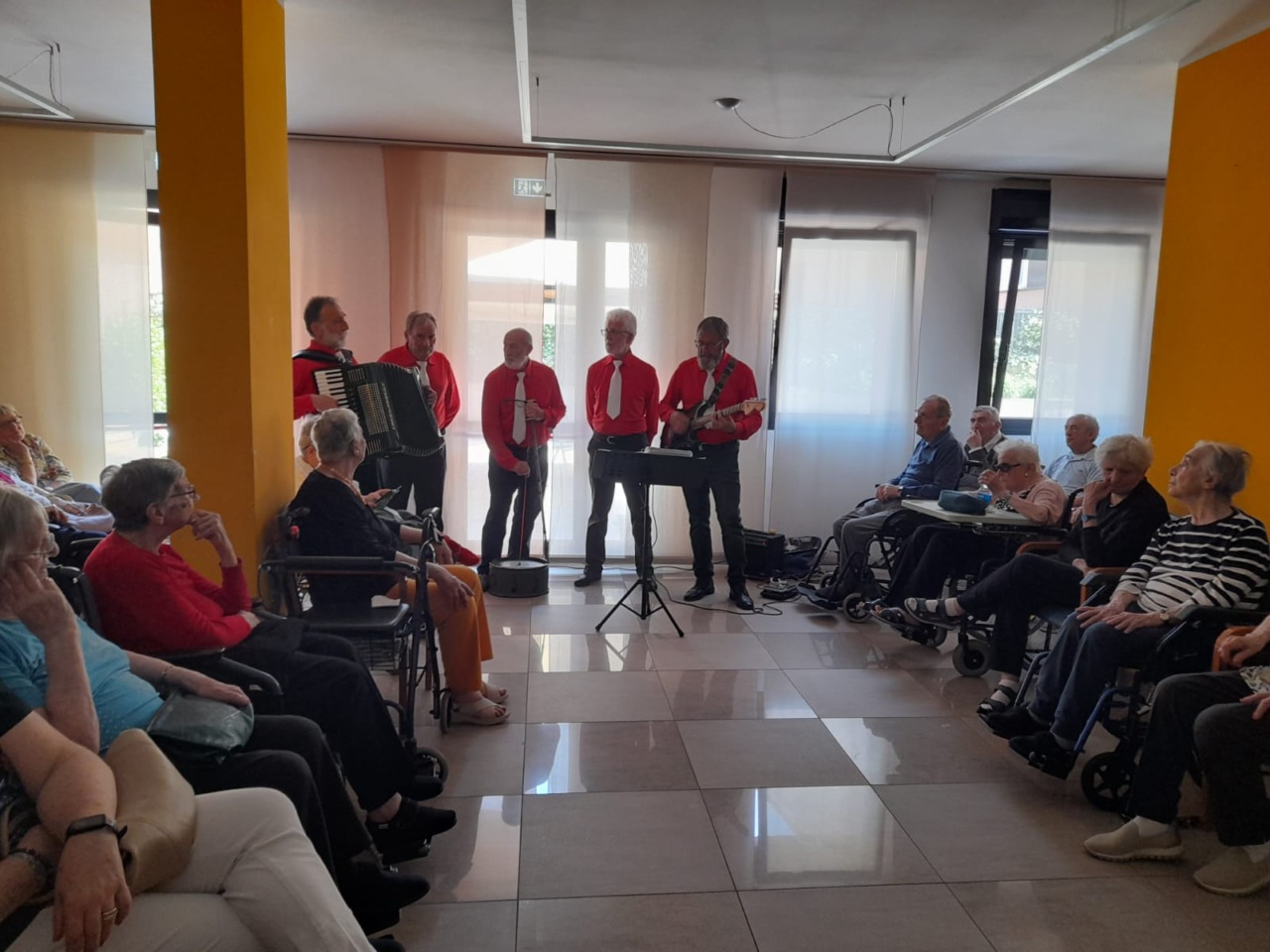 La RSA Borsieri celebra i compleanni di maggio con musica e sorrisi