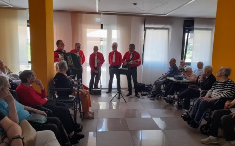 La RSA Borsieri celebra i compleanni di maggio con musica e sorrisi