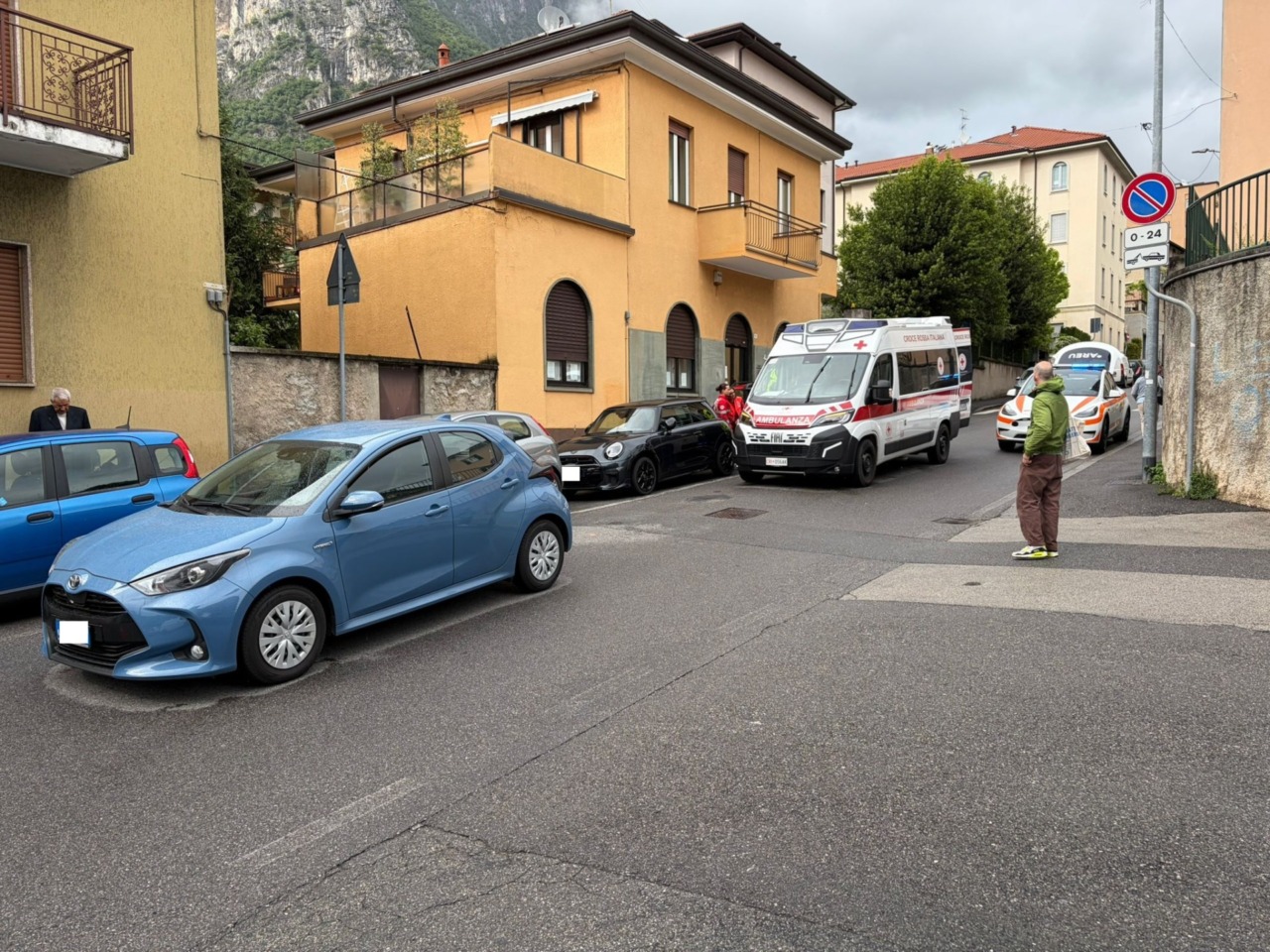 Lecco: bambino investito in via Petrarca, attimi di paura