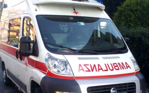Schianto fatale tra auto e moto: deceduto il motociclista