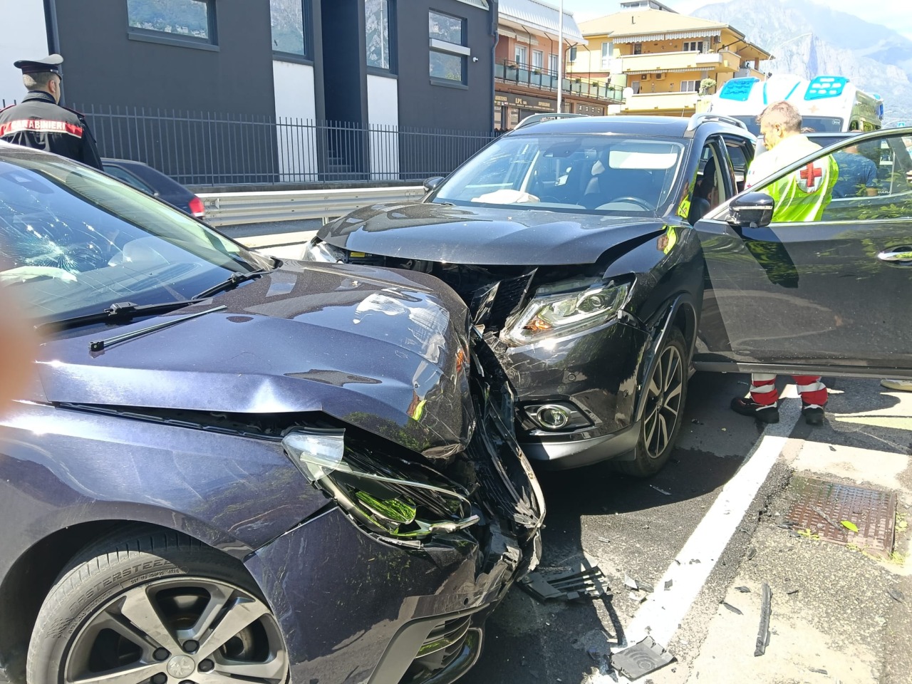 Schianto tra auto a Pescate: coinvolta una bambina, traffico in difficoltà