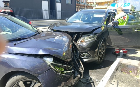 Schianto tra auto a Pescate: coinvolta una bambina, traffico in difficoltà