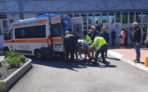 Un uomo di 78 anni colto da malore durante l’intitolazione del piazzale dei sindacati