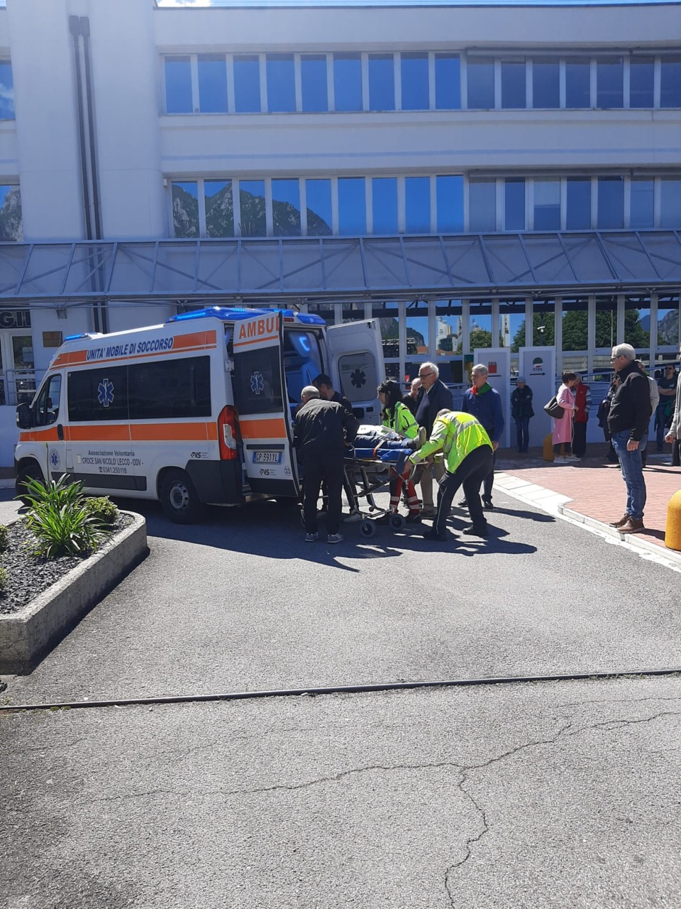 Un uomo di 78 anni colto da malore durante l’intitolazione del piazzale dei sindacati