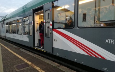 Un uomo ubriaco disturba i passeggeri sul treno Milano-Lecco e aggredisce i Carabinieri