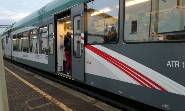 Un uomo ubriaco disturba i passeggeri sul treno Milano-Lecco e aggredisce i Carabinieri