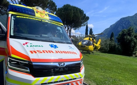 Attimi di panico al Parco Ulisse Guzzi: 35enne salvato da bagnini e soccorritori