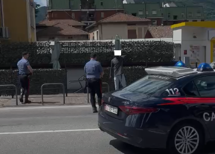 Calolziocorte: giovane in agitazione blocca il traffico, necessario l’intervento dei Carabinieri