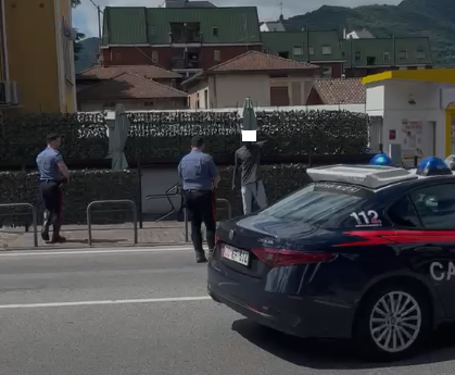 Calolziocorte: giovane in agitazione blocca il traffico, necessario l’intervento dei Carabinieri