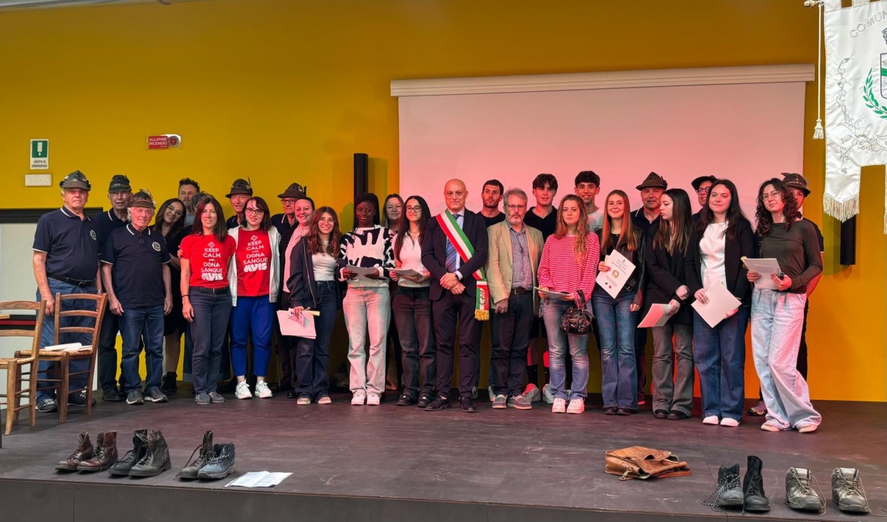 Civate celebra la Festa della Repubblica con la consegna della Costituzione ai neo diciottenni