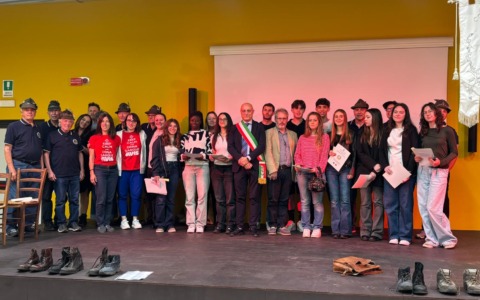Civate celebra la Festa della Repubblica con la consegna della Costituzione ai neo diciottenni