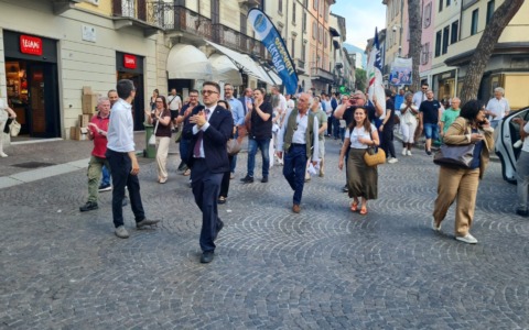 Cori da stadio in centro città, ricordi del 2023 e il Lecco in Serie B