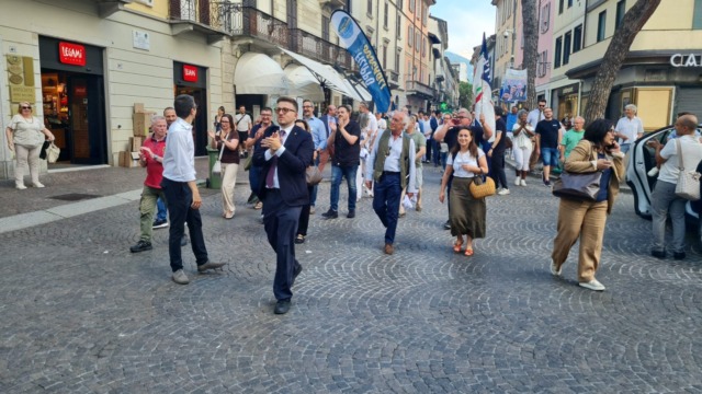 Cori da stadio in centro città, ricordi del 2023 e il Lecco in Serie B