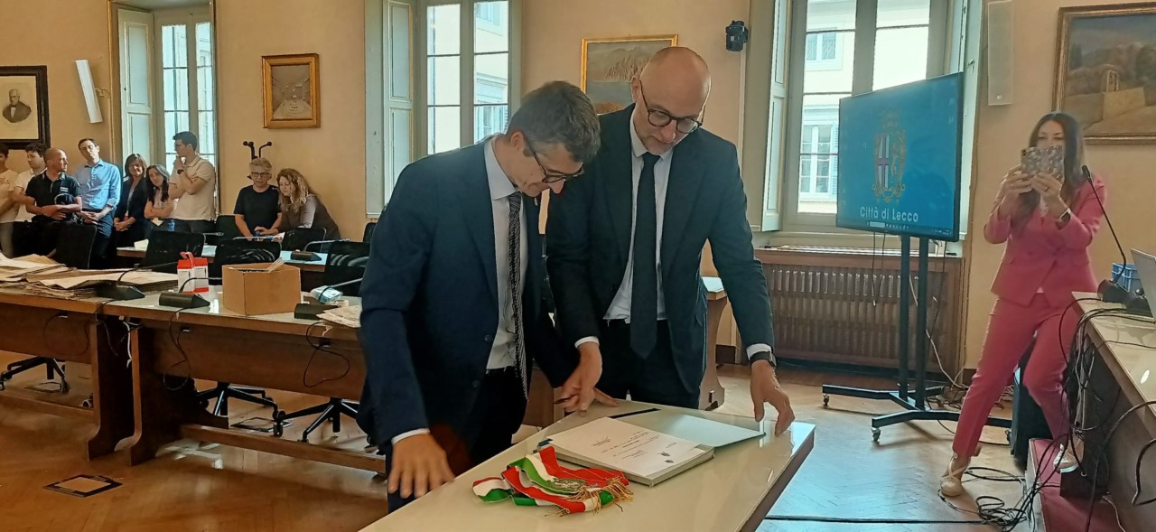 Filippo Boscagli è il nuovo sindaco di Lecco, festeggiamenti in sala consiliare