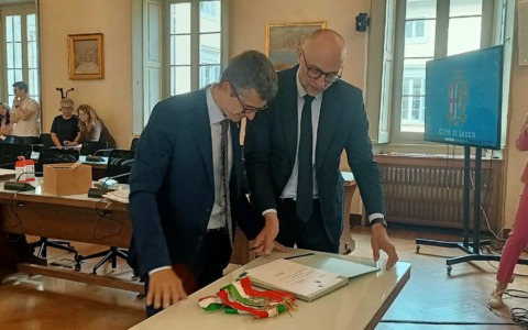 Filippo Boscagli è il nuovo sindaco di Lecco, festeggiamenti in sala consiliare