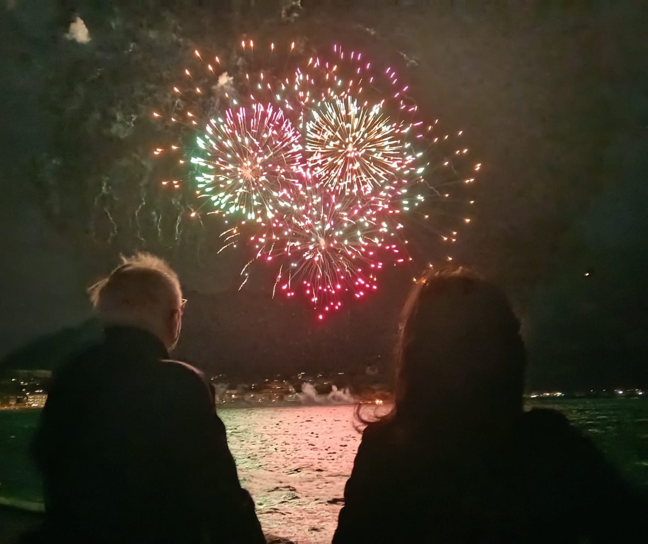 I fuochi d’artificio di Lecco illuminano la baia nonostante il maltempo