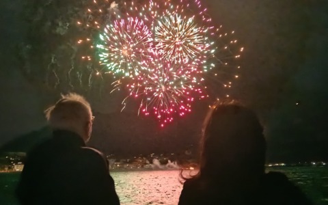 I fuochi d’artificio di Lecco illuminano la baia nonostante il maltempo