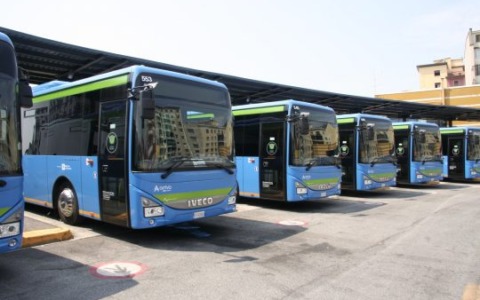 In partenza gli orari estivi dei bus: novità per Valsassina, Alto Lago e turisti