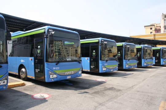 In partenza gli orari estivi dei bus: novità per Valsassina, Alto Lago e turisti