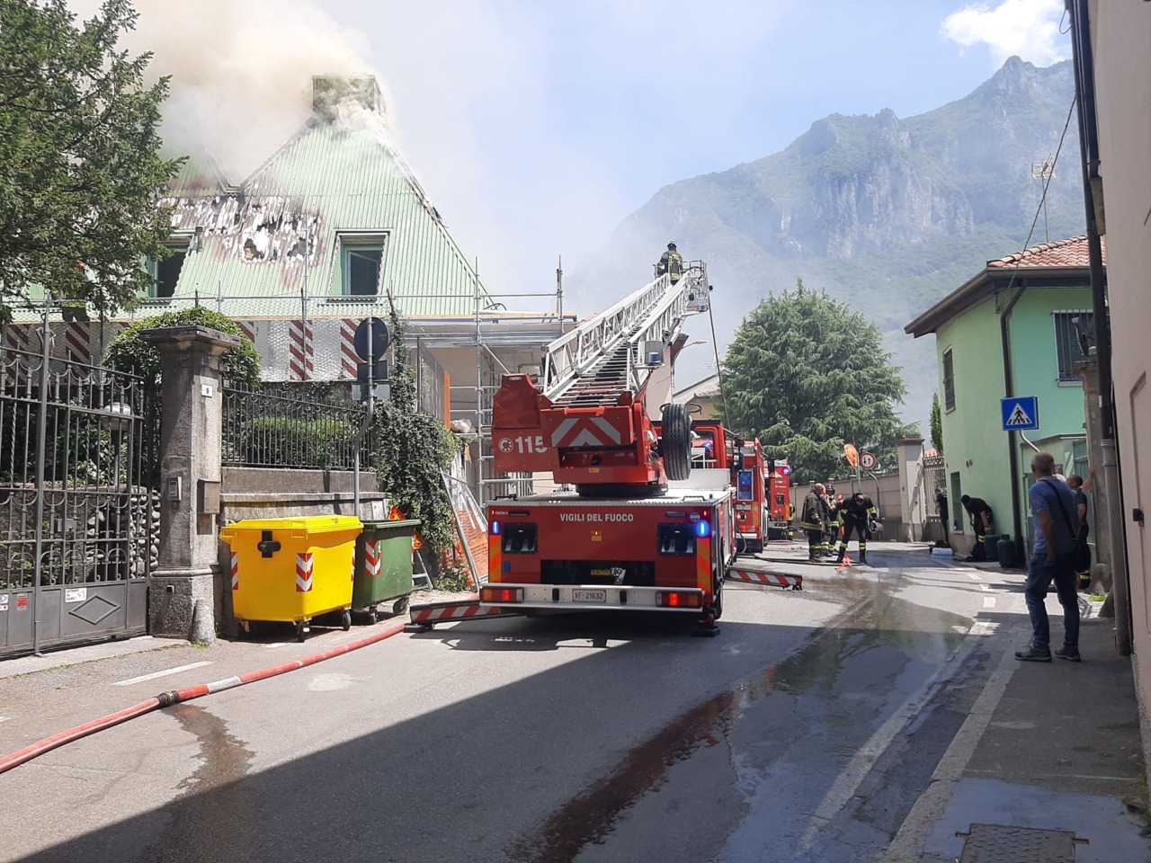 Incendio al cantiere dell’asilo nido di Bonacina: la città in lutto