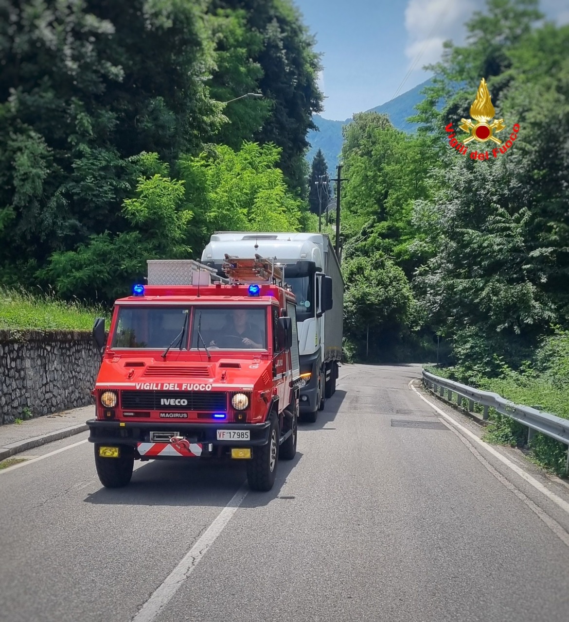 Intervento dei Vigili del fuoco sulla SP64 a Barzio per un autoarticolato bloccato