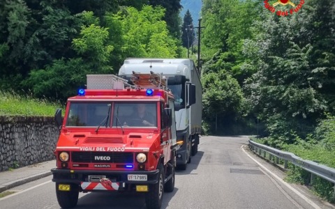 Intervento dei Vigili del fuoco sulla SP64 a Barzio per un autoarticolato bloccato
