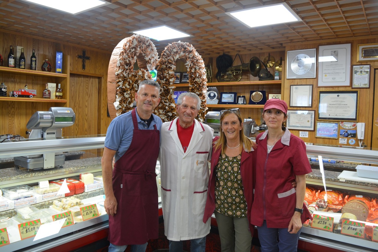 L’Alimentari Valseschini di Lecco festeggia 60 anni di attività