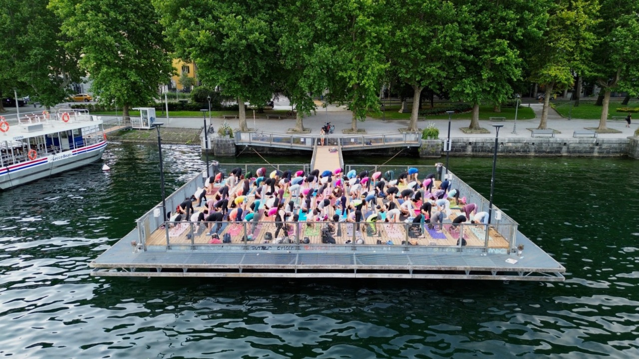 Lecco: 90 partecipanti per lo yoga all’alba sul lago