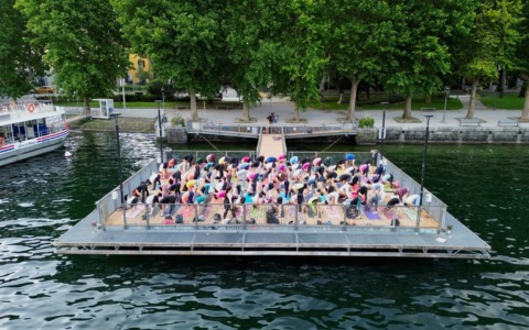 Lecco: 90 partecipanti per lo yoga all’alba sul lago
