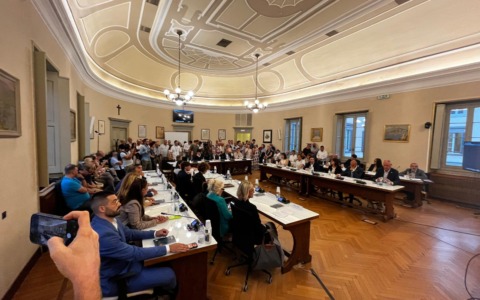 Lecco, Consiglio comunale in crisi: tensioni politiche e maggioranza in difficoltà. Boscagli: “Siamo affidabili e credibili”
