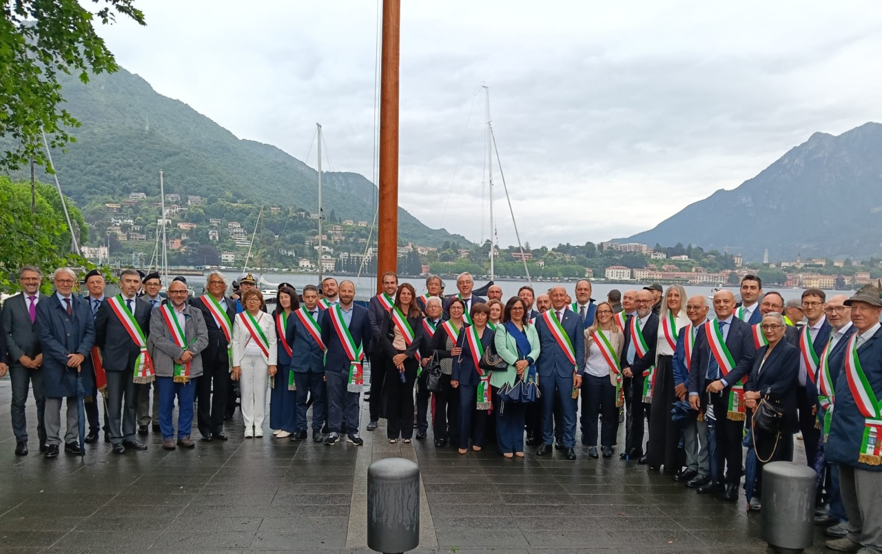 Lecco festeggia gli 80 anni della Repubblica Italiana sotto la pioggia