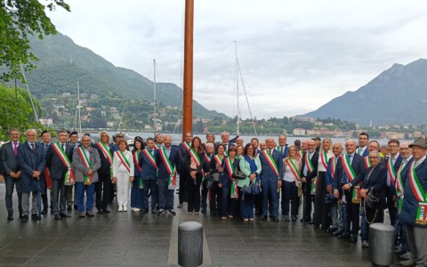 Lecco festeggia gli 80 anni della Repubblica Italiana sotto la pioggia