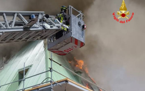 Lecco: incendio devastante nel cantiere dell’asilo “Archimede” a Bonacina