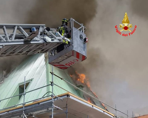 Lecco: incendio devastante nel cantiere dell’asilo “Archimede” a Bonacina
