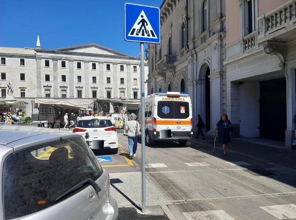 Lecco: una 77enne soccorsa dopo un malore al mercato