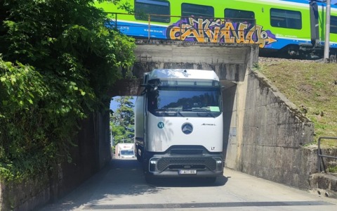 Lierna: un altro camion bloccato nel sottopasso mentre un treno transita sopra