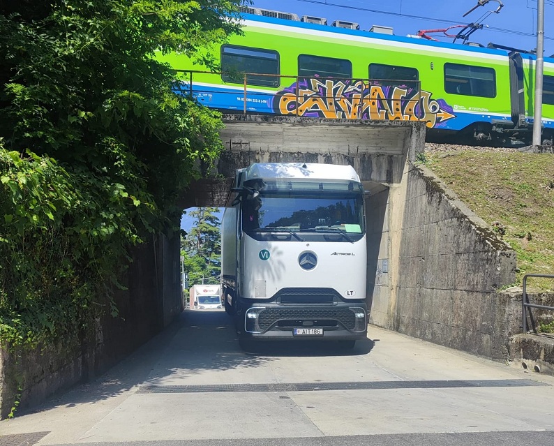 Lierna: un altro camion bloccato nel sottopasso mentre un treno transita sopra