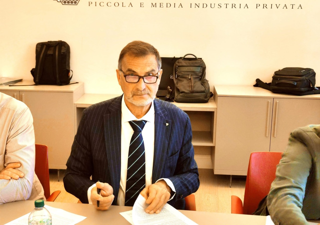 Luigi Sabadini firma il rinnovo del contratto per la metalmeccanica