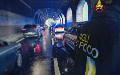 Scontro nella galleria Borbino sulla Statale 36: cinque persone coinvolte
