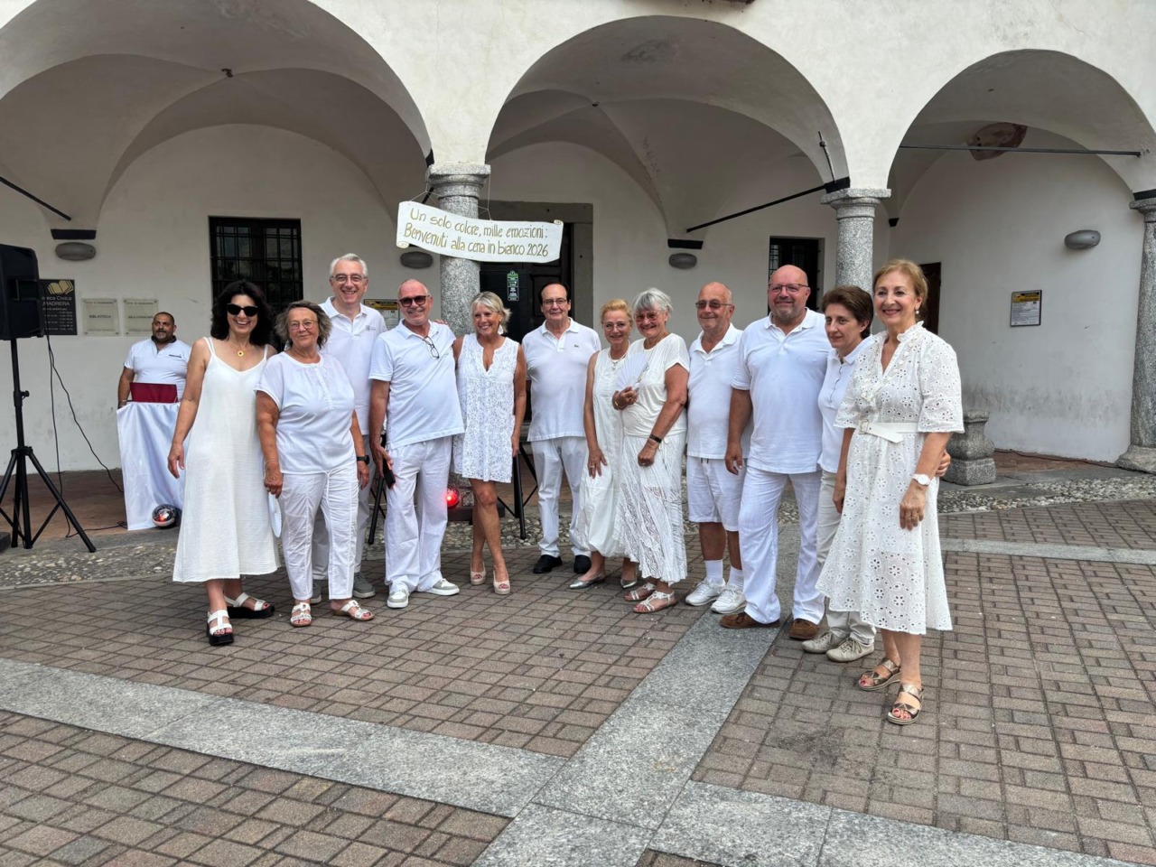 “Un solo colore, mille emozioni”: successo per la “Cena in bianco” a Valmadrera