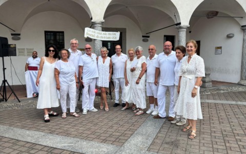 “Un solo colore, mille emozioni”: successo per la “Cena in bianco” a Valmadrera
